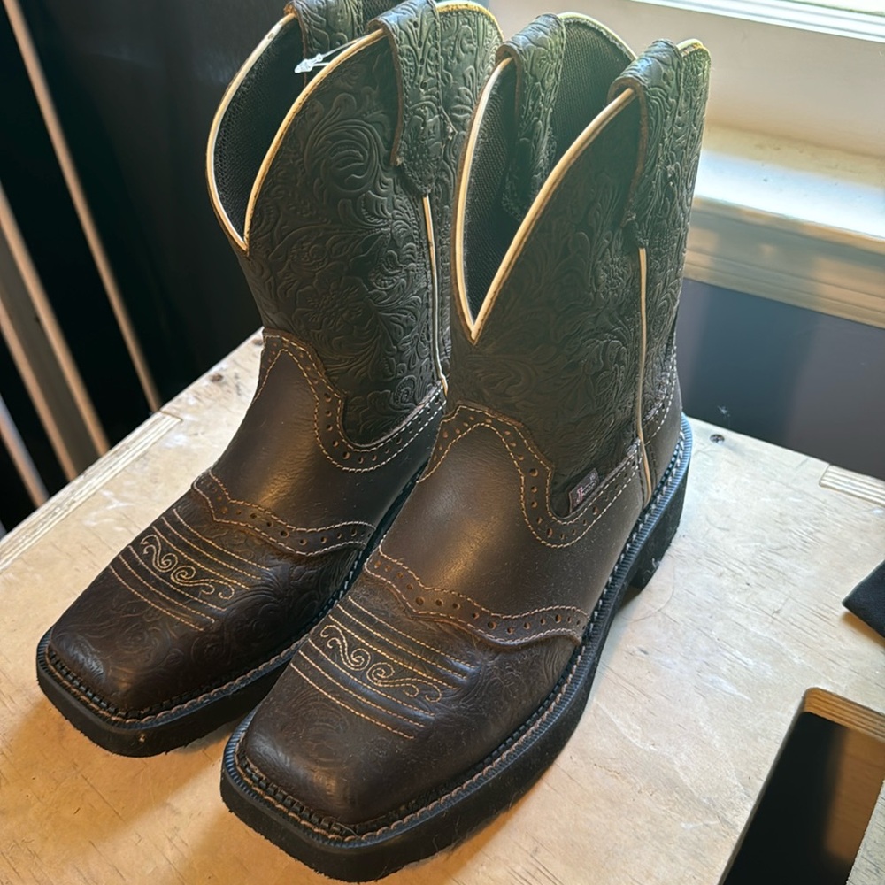 Justin Boots. 8” women’s cowboy boots. Size 7 1/2 dark frown with floral design.